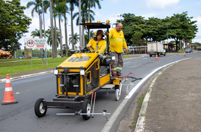  MOBILIDADE REALIZA PINTURA DE LINHA DE BORDA NA AV PREFEITO LAÉRCIO GOTHARDO