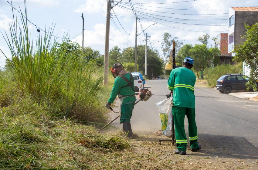 PREFEITURA REALIZA SERVIÇOS DE ROÇAGEM NESTA SEXTA