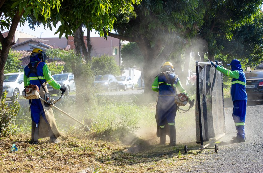 PREFEITURA REALIZA SERVIÇOS DE ROÇAGEM EM VÁRIOS BAIRROS