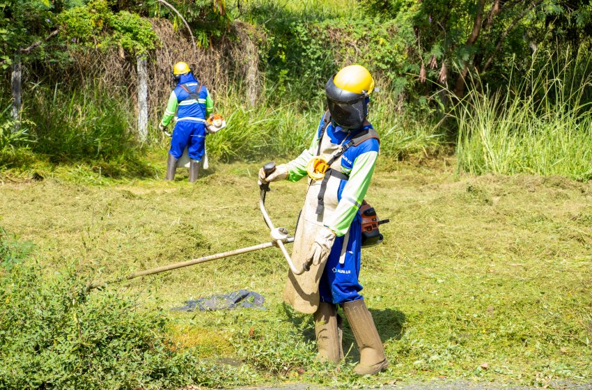SECRETARIA DE OBRAS REALIZA SERVIÇOS DE ROÇAGEM NESTA QUINTA
