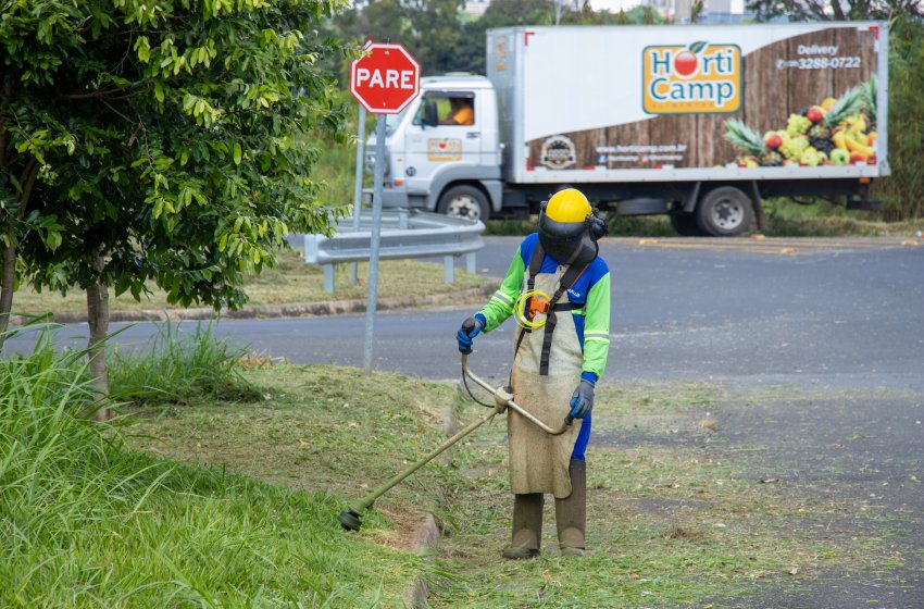 PREFEITURA REALIZA SERVIÇOS DE ROÇAGEM NESTA SEGUNDA