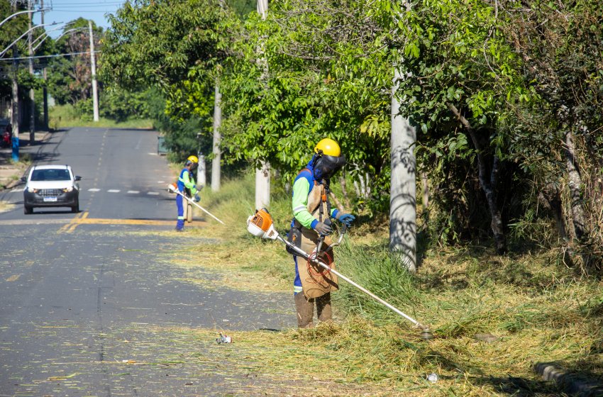 PREFEITURA REALIZA SERVIÇOS DE ROÇAGEM NESTA QUARTA