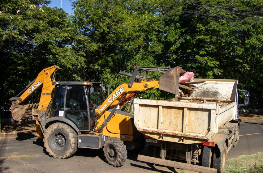 PREFEITURA REALIZA SERVIÇOS DE CATA-ENTULHO NO CENTRO E DOM BOSCO