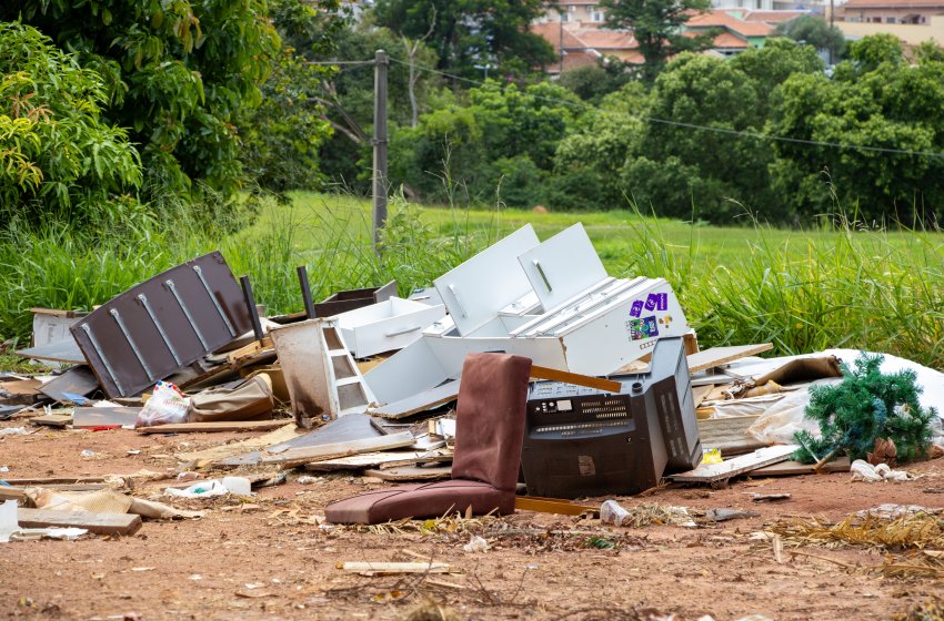 PREFEITURA INTENSIFICA FISCALIZAÇÃO E MULTA DESCARTE IRREGULAR DE LIXO E ENTULHO