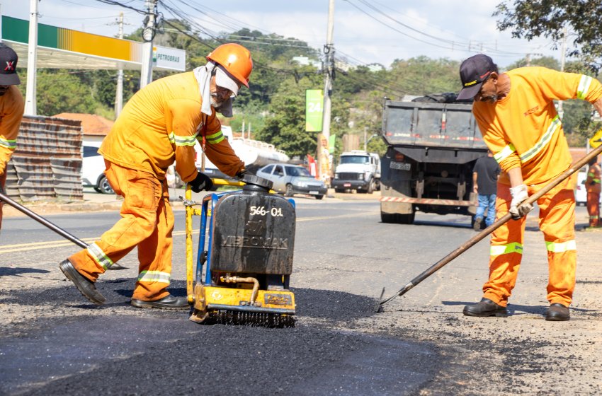 PREFEITURA REALIZA OPERAÇÃO TAPA-BURACOS NA RUA MARANHÃO