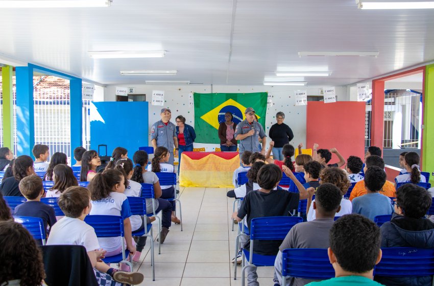 PRIMEIRA FORMATURA DO PROJETO BOMBEIRO NA ESCOLA REÚNE ALUNOS DA ESCOLA CEL. AMÂNCIO BUENO