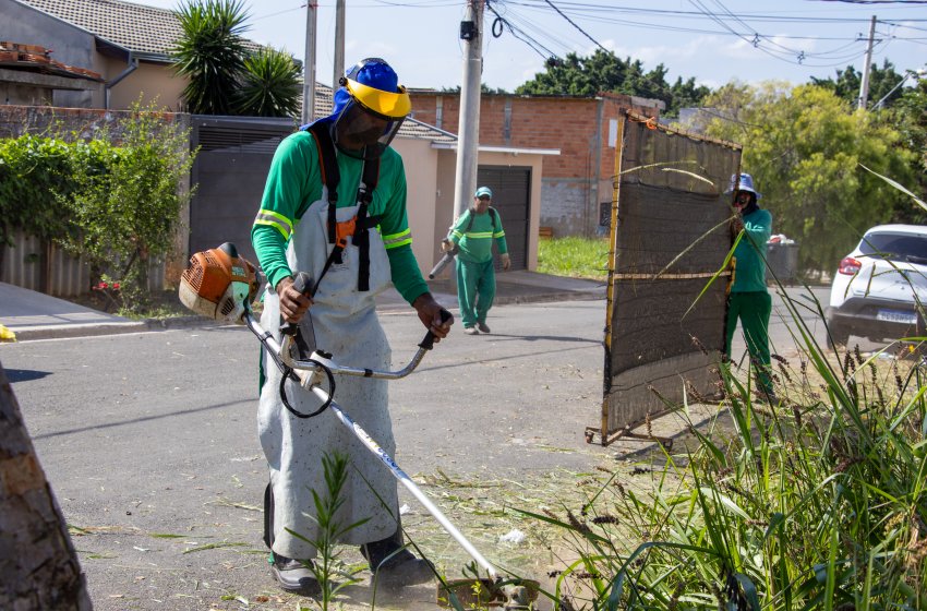 PREFEITURA REALIZA SERVIÇOS DE ROÇAGEM NESTA SEGUNDA