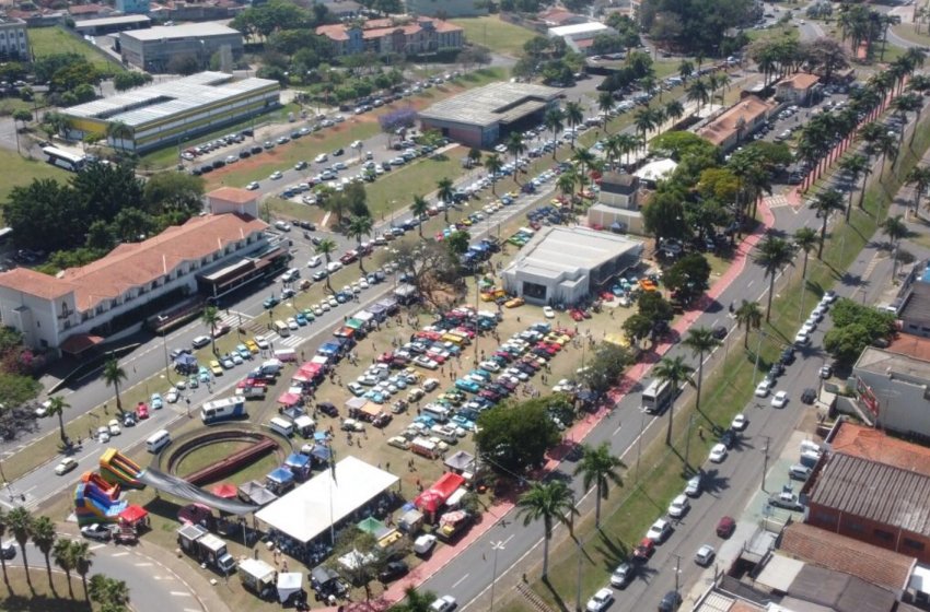 JAGUARIÚNA RECEBE 20ª EDIÇÃO DO ENCONTRO DE CARROS ANTIGOS