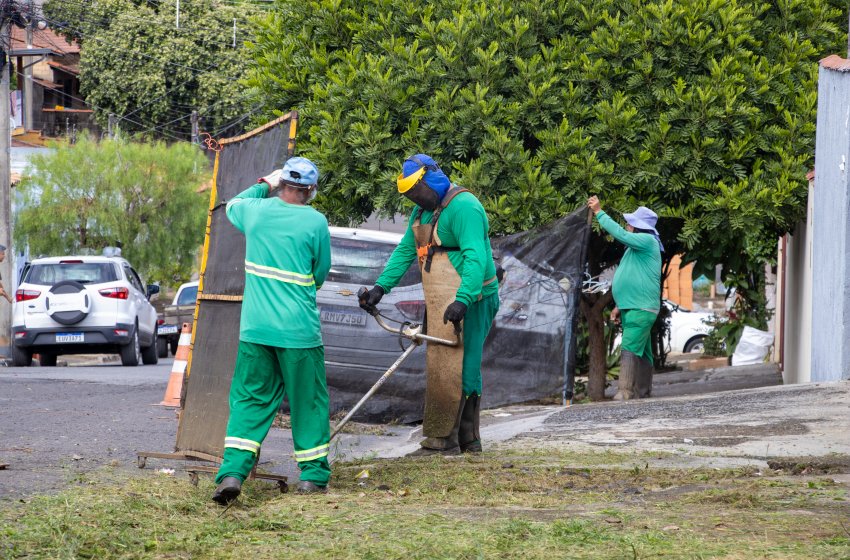 PREFEITURA REALIZA SERVIÇOS DE ROÇAGEM NESTA TERÇA