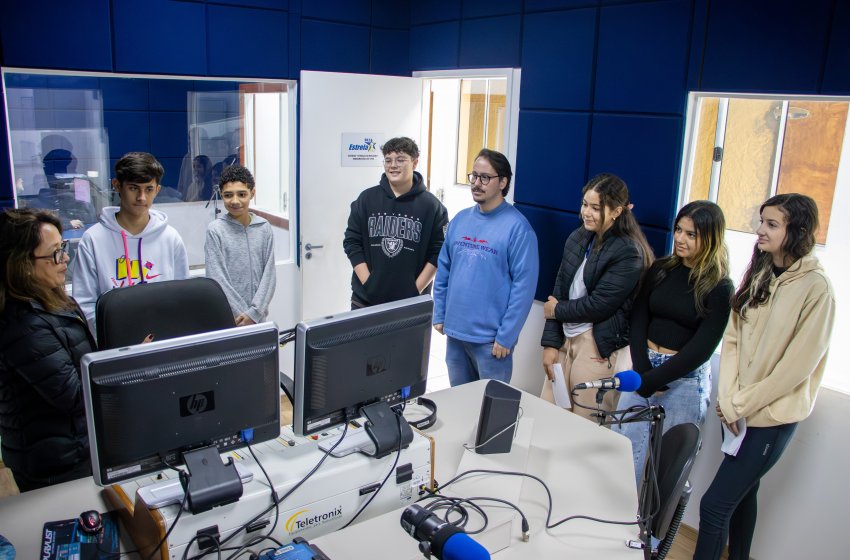 ALUNOS DA EDUCAÇÃO MUNICIPAL VIVEM EXPERIÊNCIA INÉDITA NA RÁDIO ESTRELA DE JAGUARIÚNA