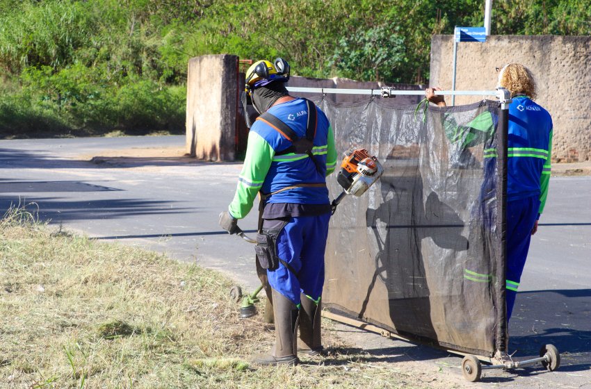 SECRETARIA DE OBRAS REALIZA SERVIÇOS DE ROÇAGEM NESTA QUINTA