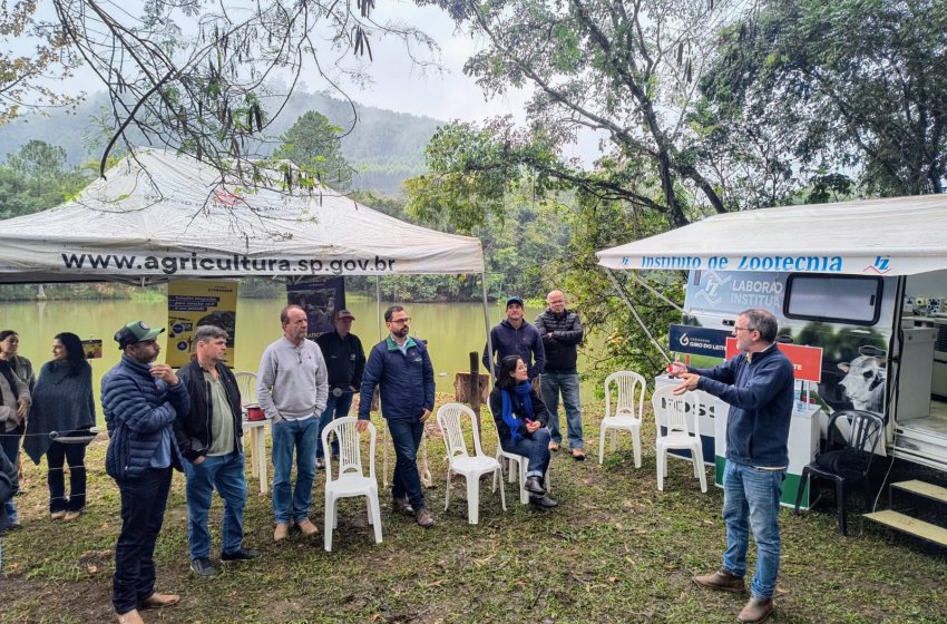 PRODUTORES RURAIS DE JAGUARIÚNA PARTICIPAM DE DIA DE CAMPO SOBRE PRODUÇÃO LEITEIRA SUSTENTÁVEL  