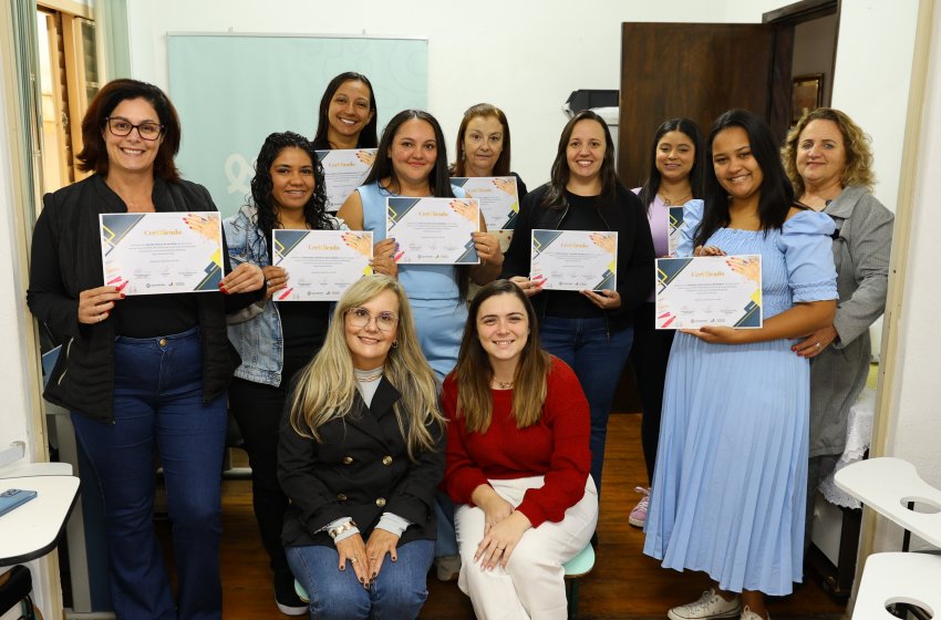 ALUNAS RECEBEM CERTIFICADO DE CONCLUSÃO DO CURSO DE MANICURE DO FUNDO SOCIAL