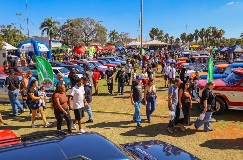 ENCONTRO DE CARROS ANTIGOS ARRECADA QUASE 800 KG DE ALIMENTOS PARA O FUNDO SOCIAL 