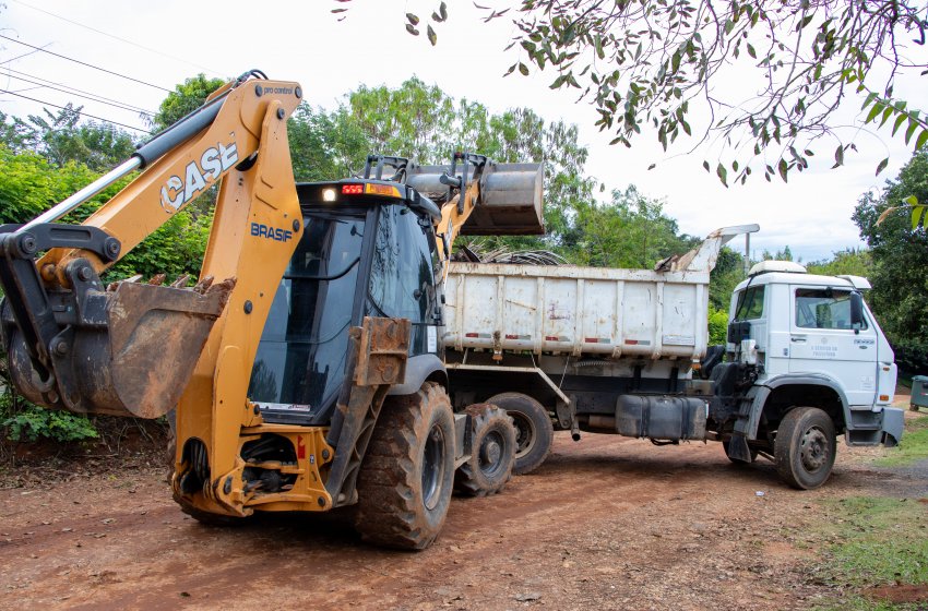PREFEITURA DE JAGUARIÚNA REALIZA SERVIÇOS DE CATA-ENTULHO 