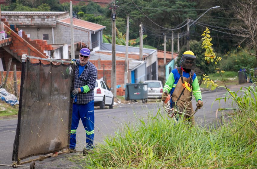  SERVIÇOS DE ROÇAGEM SÃO EXECUTADOS EM VÁRIOS PONTOS DA CIDADE NESTA SEXTA