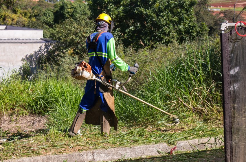 SECRETARIA DE OBRAS REALIZA SERVIÇOS DE ROÇAGEM NESTA TERÇA