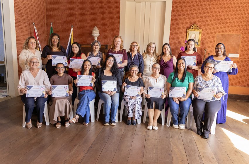 FUNDO SOCIAL CONCLUI CURSO DE CORTE E COSTURA