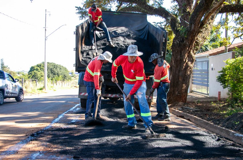 PREFEITURA REALIZA OPERAÇÃO TAPA-BURACOS NO CAPOTUNA