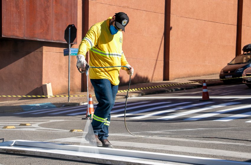 MOBILIDADE REALIZA PINTURA DE SINALIZAÇÃO DE SOLO NO CENTRO