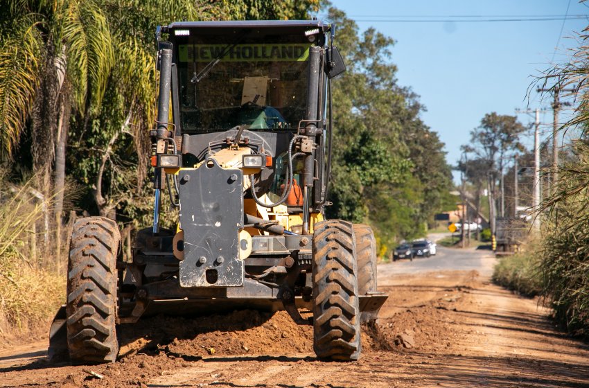 PREFEITURA REALIZA MANUTENÇÃO NA ESTRADA DO CAMPING NESTA QUINTA