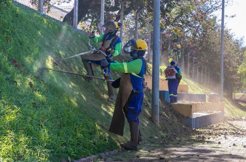 SECRETARIA DE OBRAS REALIZA SERVIÇOS DE ROÇAGEM NESTA QUARTA