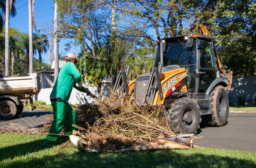 PREFEITURA REALIZA SERVIÇOS DE CATA-ENTULHO EM VÁRIOS BAIRROS