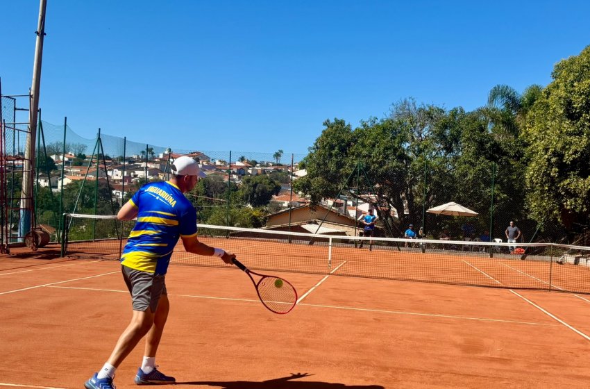 JOGOS REGIONAIS: JAGUARIÚNA ESTREIA NO TÊNIS E GARANTE CLASSIFICAÇÃO NO VÔLEI DE PRAIA MASCULINO