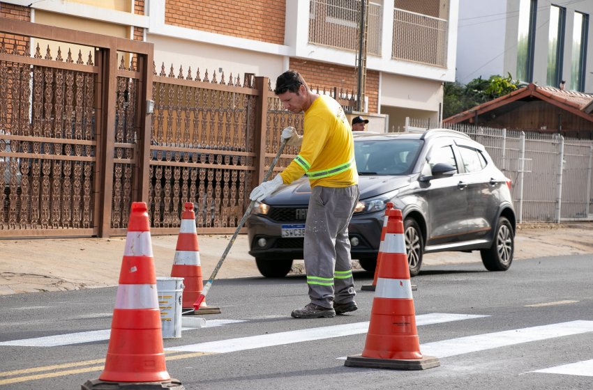 MOBILIDADE REALIZA PINTURA DE SINALIZAÇÃO DE SOLO NA RUA MARANHÃO