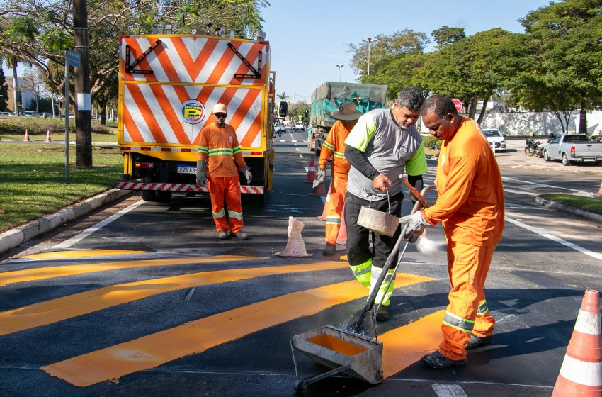 MOBILIDADE REALIZA PINTURA DE SINALIZAÇÃO DE SOLO NA AVENIDA MARGINAL