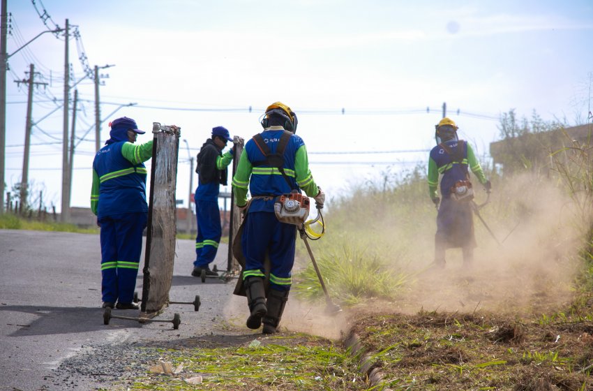 PREFEITURA REALIZA SERVIÇOS DE ROÇAGEM EM SEIS PONTOS DA CIDADE