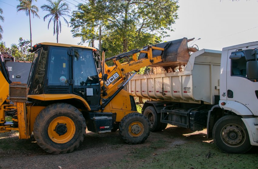 PREFEITURA EXECUTA SERVIÇOS DE CATA-ENTULHO, BAGULHO E GALHOS   