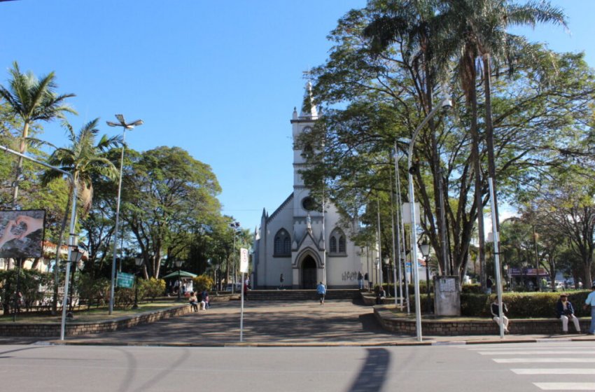 CARNAVAL INVADE JAGUARIÚNA NESTE SÁBADO COM APRESENTAÇÃO DE SAMBA-ENREDO QUE HOMENAGEARÁ A CIDADE EM 2027