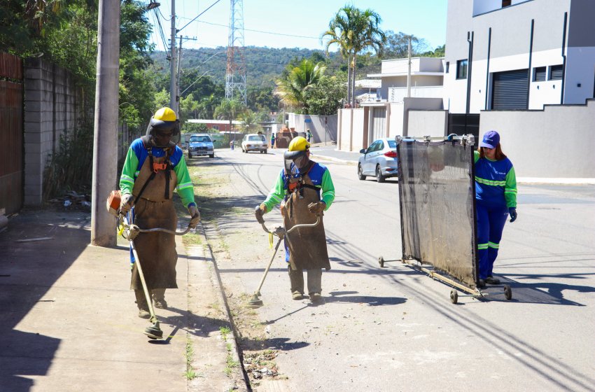 SECRETARIA DE OBRAS REALIZA SERVIÇOS DE ROÇAGEM 