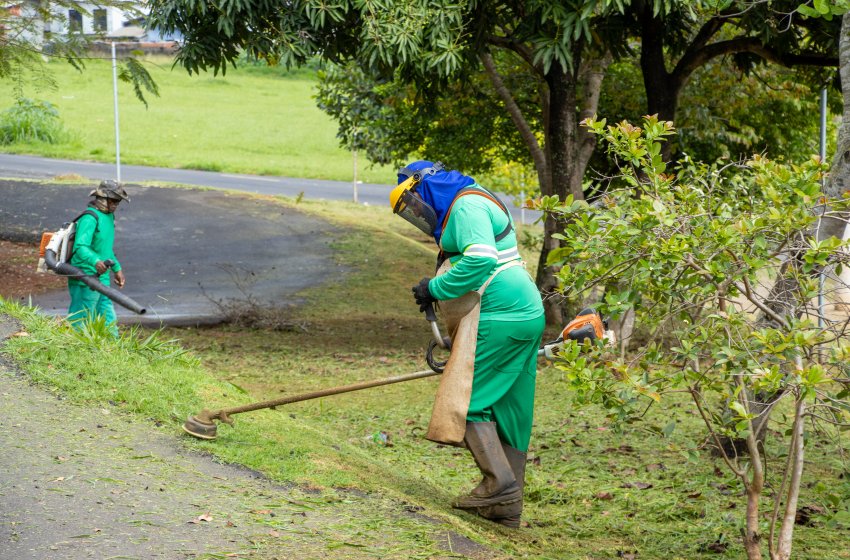 SERVIÇOS DE ROÇAGEM SÃO EXECUTADOS EM CINCO PONTOS DA CIDADE