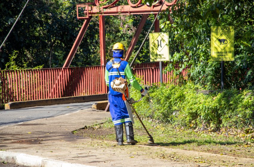 SECRETARIA DE OBRAS REALIZA SERVIÇOS DE ROÇAGEM NESTA QUARTA