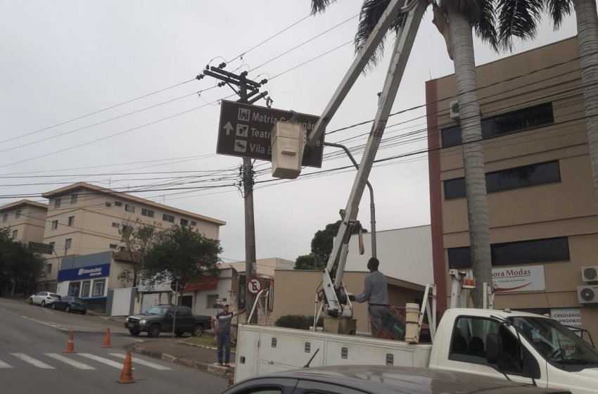 PREFEITURA DE JAGUARIÚNA FAZ SERVIÇO DE MANUTENÇÃO EM PLACAS DE TRÂNSITO