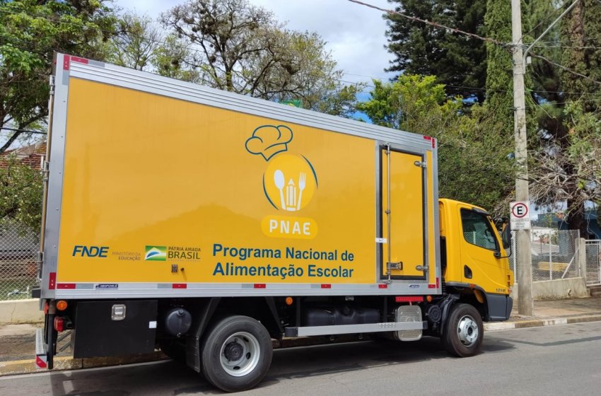 EDUCAÇÃO GANHA NOVO CAMINHÃO PARA DISTRIBUIÇÃO DE ALIMENTOS DA MERENDA ESCOLAR