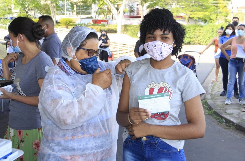 JAGUARIÚNA VAI VACINAR ADULTOS COM A PRIMEIRA DOSE CONTRA A COVID NA PRÓXIMA QUARTA-FEIRA